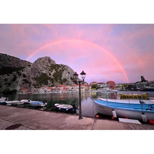 Omis apartment - near beach and town center, ground floor with small garden
