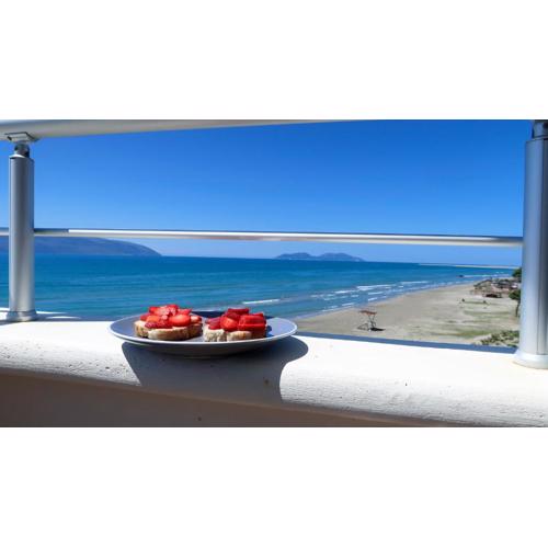 On the Beach (literally) stylish apartment with free P