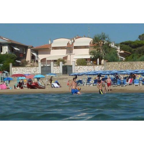 onda etrusca bilocale con accesso diretto al mare