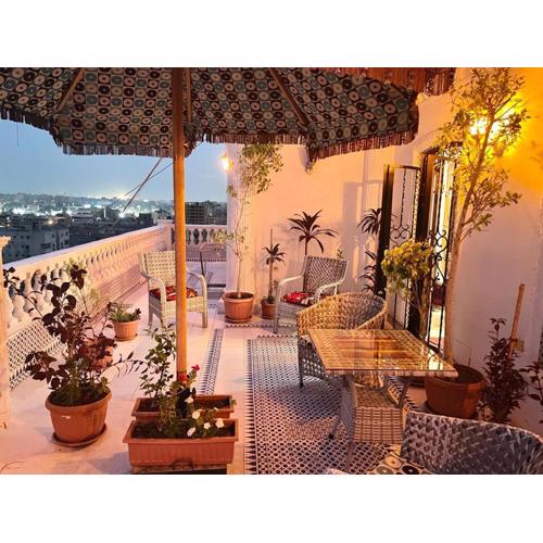 One bedroom apartment city views local to Airport
