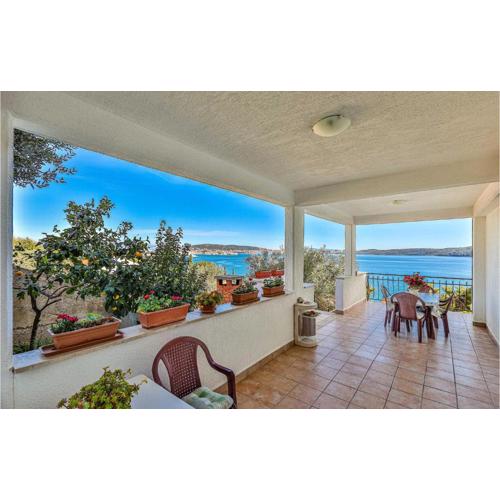 One-Bedroom Apartment In Seget Donji