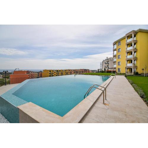 One Bedroom Apartment ,Sea View, Pool & Free Parking!!