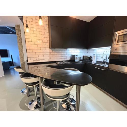 One Bedroom, Murphy Bed, Sofa Bed, Home-Office, Modern, Quiet, Fully Equipped, Powerful AC, 300 Mbps Fibre, Washer and Dryer