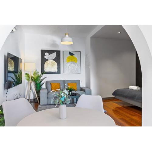 Orange Tree Studio, just steps from the sea