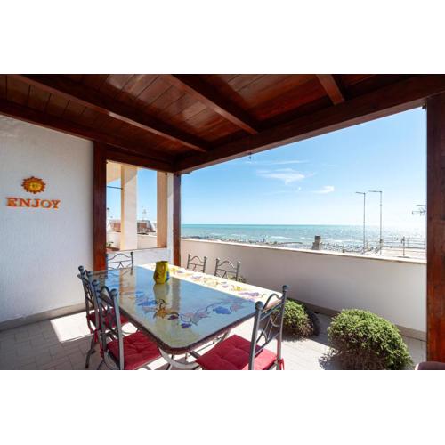 Ostia Attico fronte mare