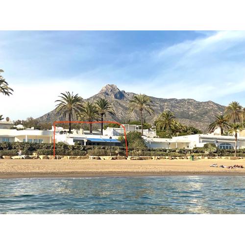 OVERLOOKING BEACH , Central, quiet, parking, swimming pool