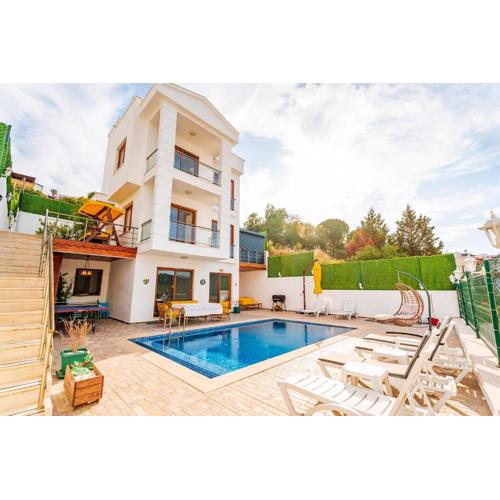 Özel Havuzlu ve Deniz Manzaralı 5 Odalı Villa