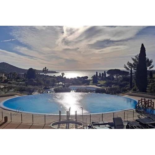 P2 VILLAGE CLUB CAP ESTEREL Vue Golf et Mer, Piscine Chauffée
