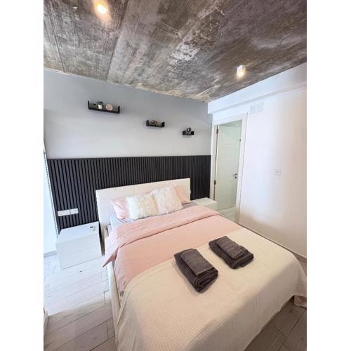 Paceville - 2A - Bright 2BR Apt with Balcony & AC near Night Life