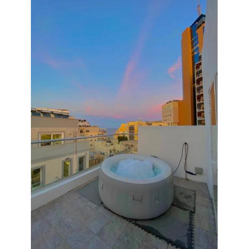 Paceville - Penthouse - HOT TUB & SEA VIEW ROOF