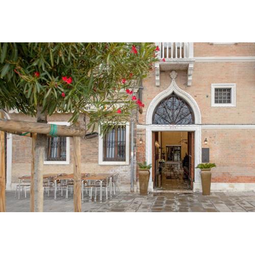 Palazzo Veneziano - Venice Collection