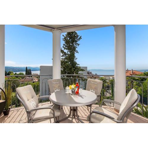 Palme Hill Opatija Apartment with a pool