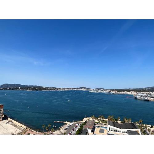 Panorama exceptionnel pour ce T4 en bord de mer
