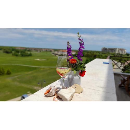 Panoramic 18th green view apartment in Lighthouse