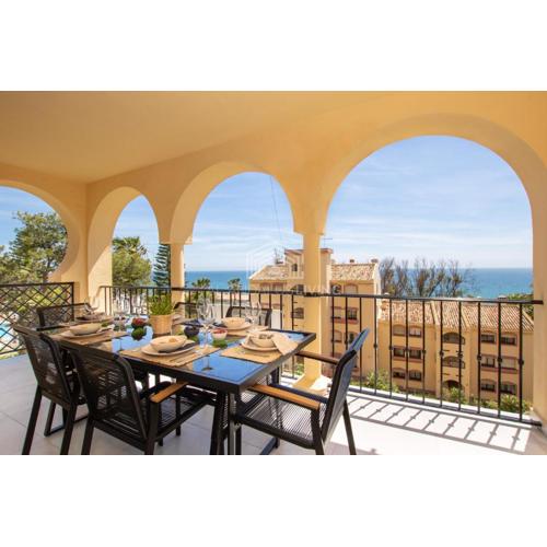 Panoramic sea views and direct access to the beach from the community in Torrenueva (La Cala de Mijas)