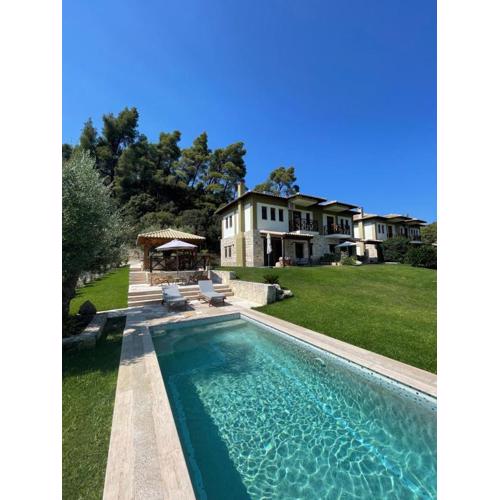 Paralia Homes cheerful 2 bedroom with pool, unit #1