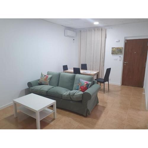 Peaceful 4-6 person holiday home with patio, close to all amenities