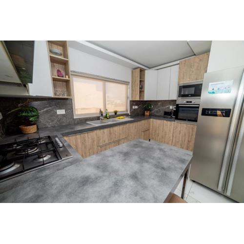 Peaceful Corner Penthouse 3 bed with views