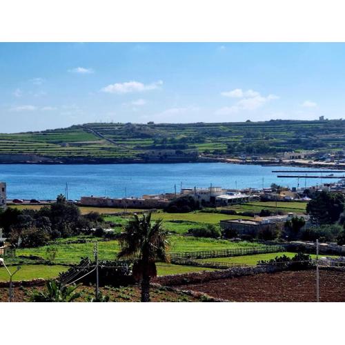 Peaceful penthouse with views 3 min walk to the beach