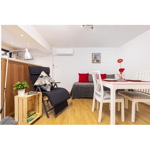 Peaceful Riverside Studio with private Patio Garden Center