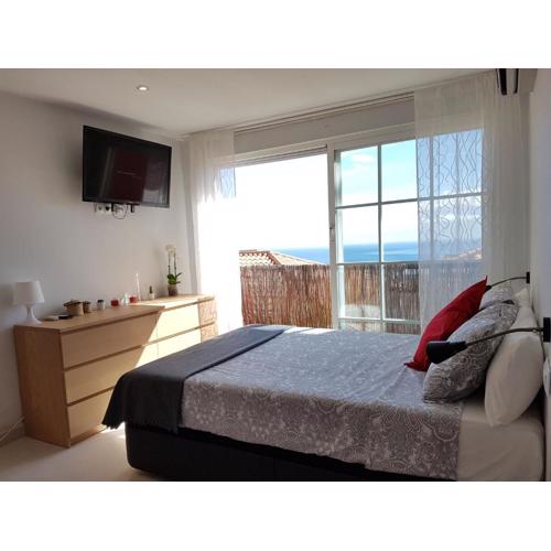 Peaceful studio with amazing sea views and free parking