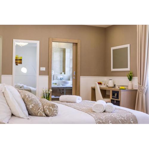Peninsula Luxury Suite