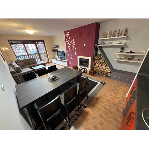 Penthouse 2 Bedroom Apartment w fireplace
