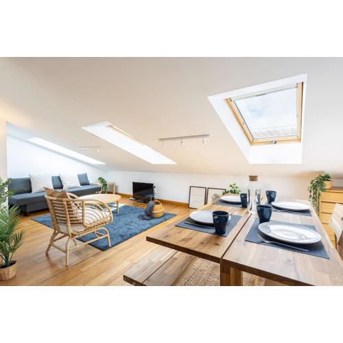 Penthouse in St Montaño, historic centre, WiFi.