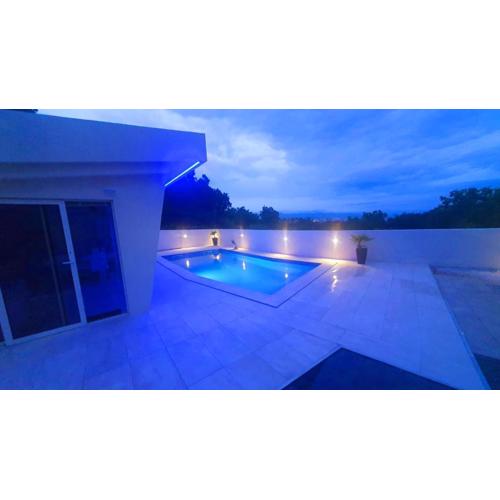 Penthouse Jacuzzi & Pool Luxury Apartments