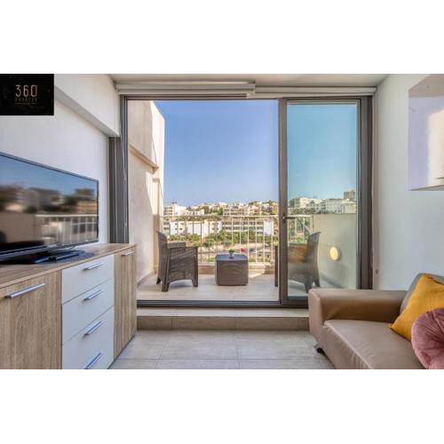 Penthouse Studio, with with private Balcony & WIFI by 360 Estates