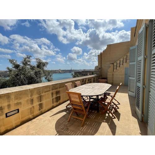Penthouse w/ unique harbour view