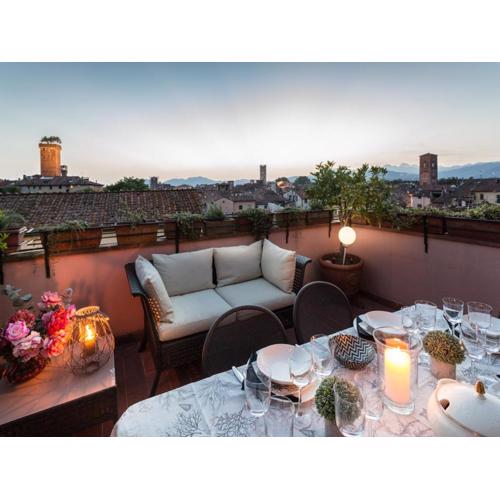 Penthouse with Panoramic Terrace in Lucca