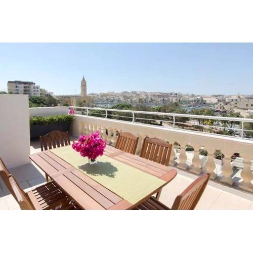 Penthouse with Picturesque Garden and Bayviews