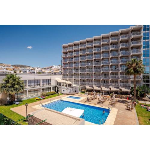 Perfect location, beach 50 m away and pool