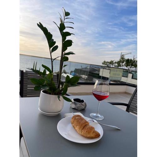 Perla Luxury Apartment - Private Patio & Parking