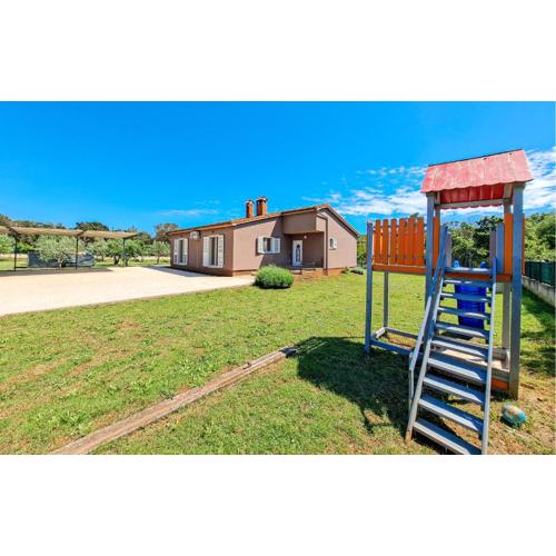 Pet Friendly Home In Pula With Kitchen