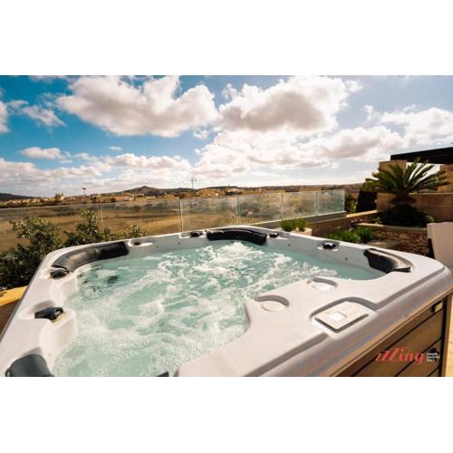 Pet Friendly Penthouse, Rooftop Jacuzzi with Views