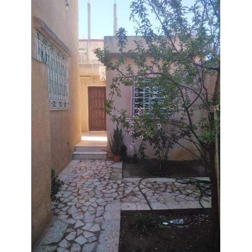 petite maisonnette avec garage et jardin