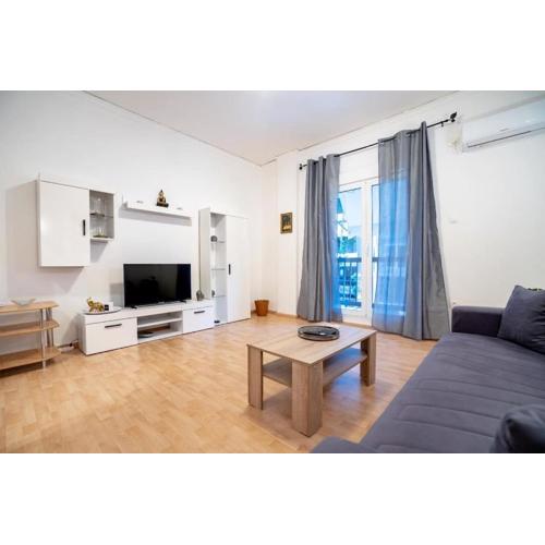 Petralona station apartment