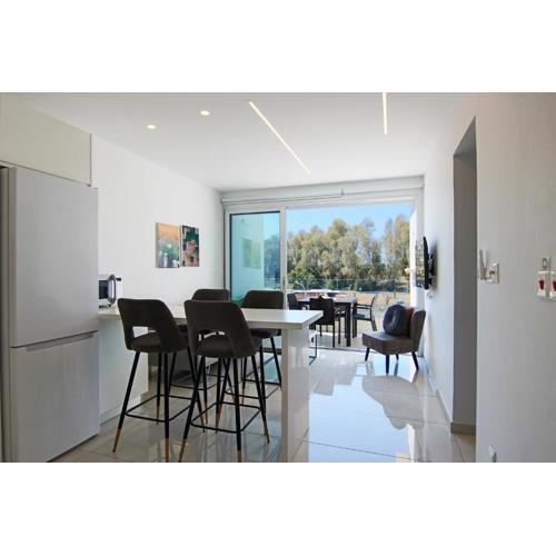 Phaedrus Living - Seaside Executive Flat Harbour 203