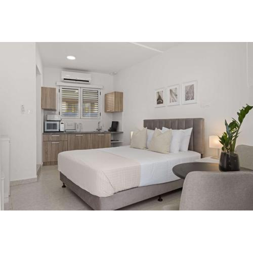 Phaedrus Living: Alkminis Seaside Suites Verano