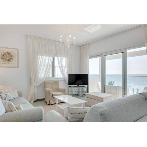 Phaedrus Living: Beach Front Flat Kyma