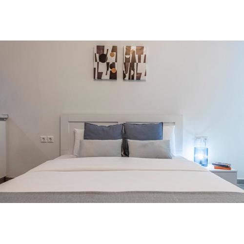 Phaedrus Living: City Center Executive Flat Stadiou
