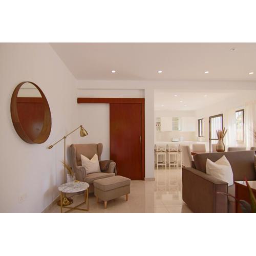 Phaedrus Living: City View Luxury Flat Androcleous