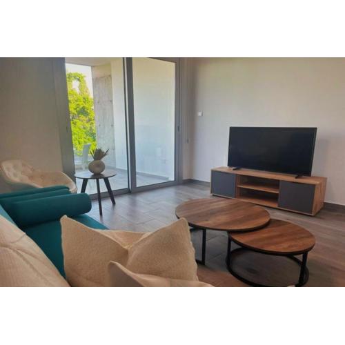 Phaedrus Living Coral Suites Aura