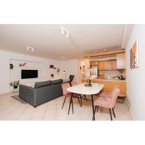 Phaedrus Living: Cozy Flat Koukaki