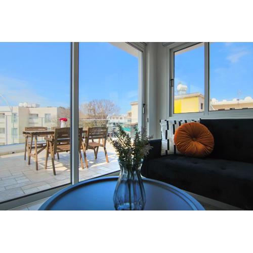 Phaedrus Living: Seaside Modern Flat Lighthouse 63