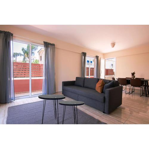 Phaedrus Living: Universal City Flat Alina