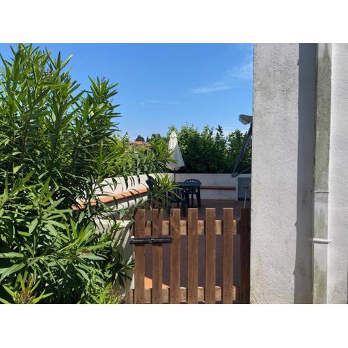 Piano terra con corte privata e posto auto 450 mt mare