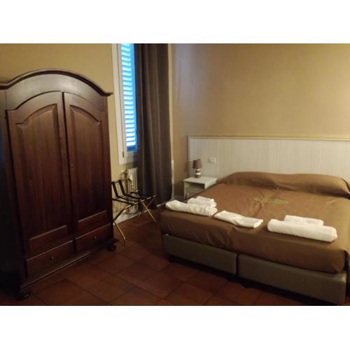 PIAZZA CAVOUR 2 LUXURY ROOMS- BEDINBOLOGNACENTRO Suites